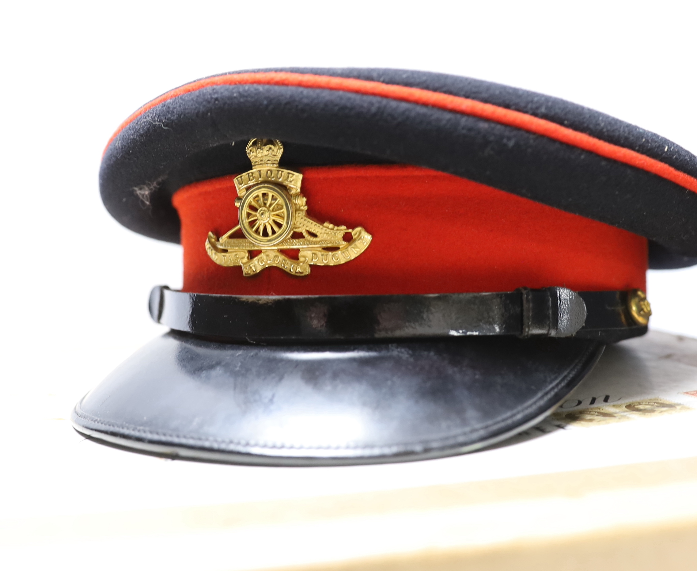 A boxed Royal Artillery officer's cap, buttons, cloth shoulder titles, etc.